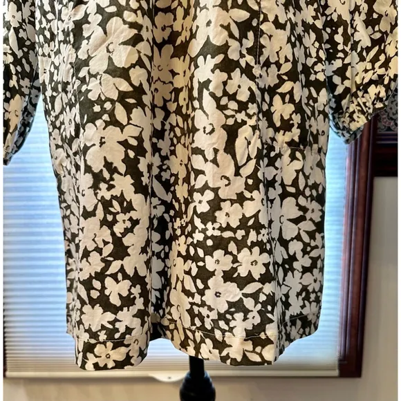 Lou &amp; Grey Size Small Green and White Floral Dress