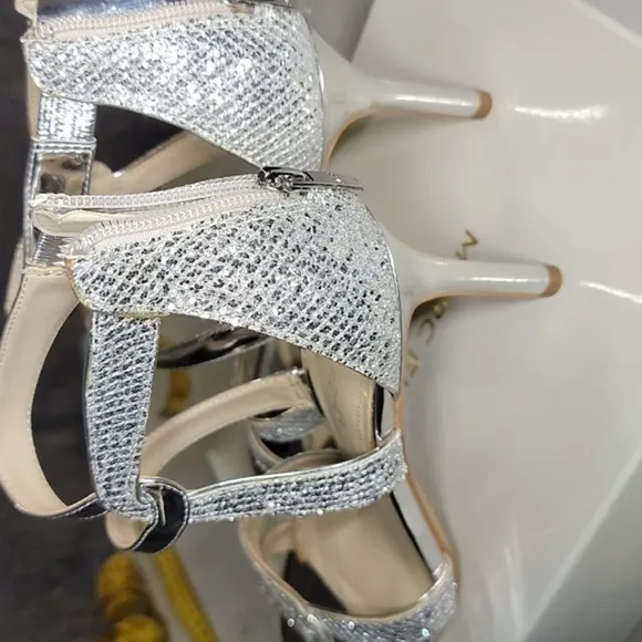MARC FISHER Silver Glitter Lexcie2  Size 8.5M