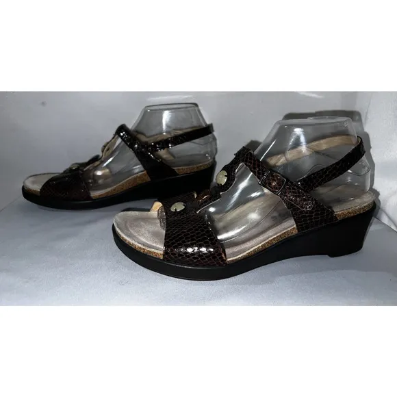 MEPHISTO Women's Sz 41 /11 Brown Embossed Beaded Air Relax T-Strap Wedge Sandals