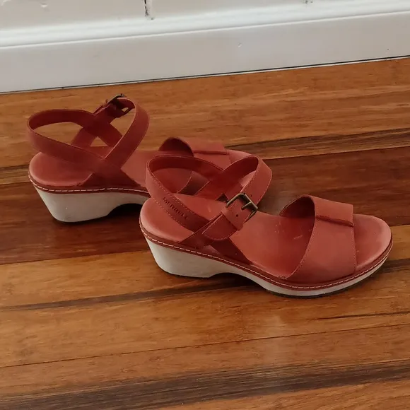 Merrell Halendi Sandals with Chunky Heel in Redwood color size 8.5