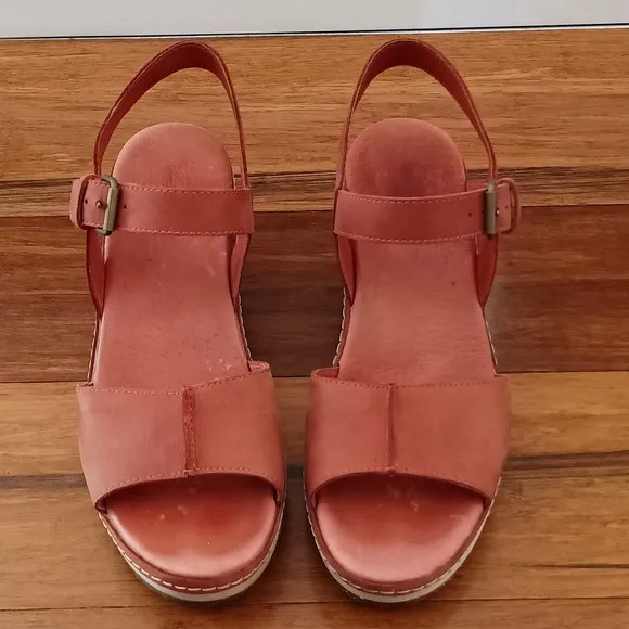 Merrell Halendi Sandals with Chunky Heel in Redwood color size 8.5