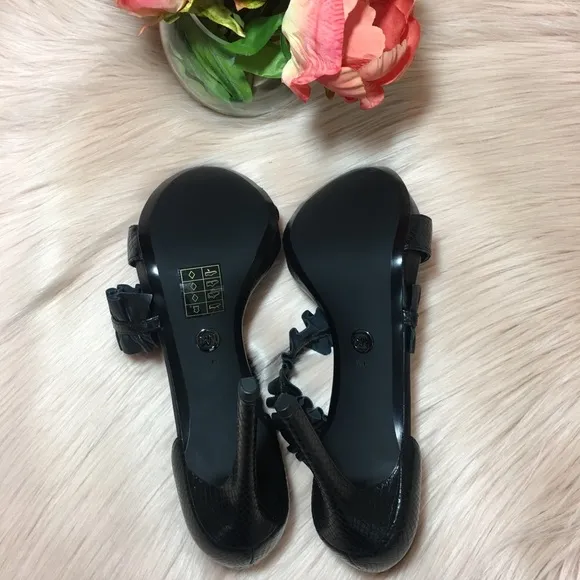 MICHAEL KORS BELLA OPEN TOE SLIP ON RUFFLE TRIM HEELED SANDALS, BLACK, S…