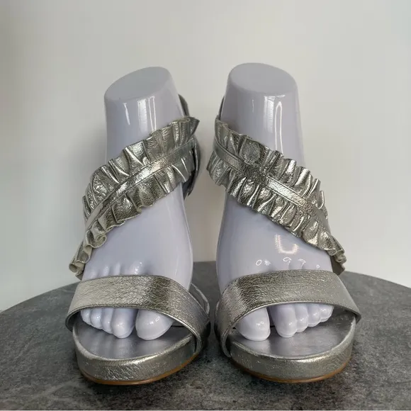 Michael Kors Bella Ruffled Metallic Silver Leather Heels Sandals 8.5