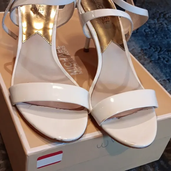 Michael Kors Carlene White Heels Dressy size 9 Sandals MK charm