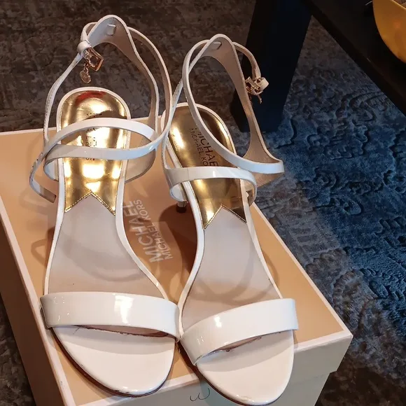 Michael Kors Carlene White Heels Dressy size 9 Sandals MK charm
