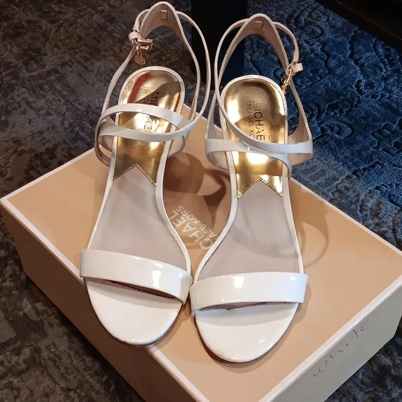Michael Kors Carlene White Heels Dressy size 9 Sandals MK charm