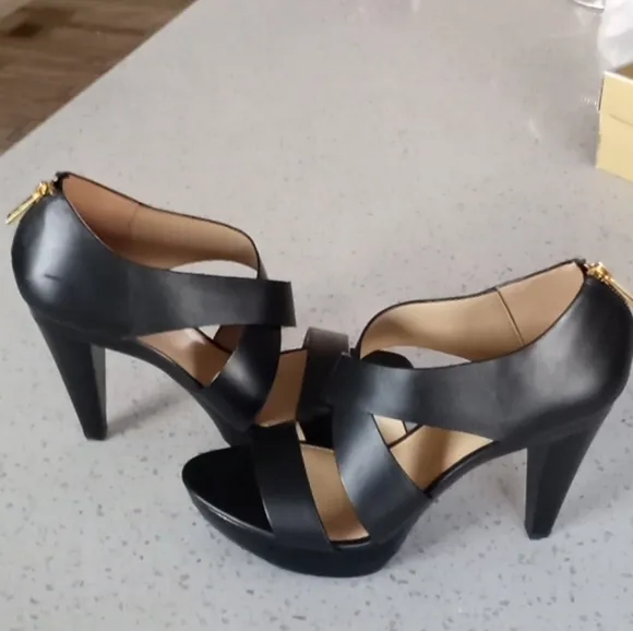 MICHAEL KORS Elena Crisscross Lacquer Platform Heel Sandals EUC