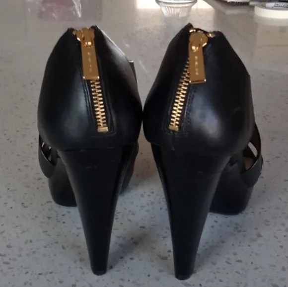 MICHAEL KORS Elena Crisscross Lacquer Platform Heel Sandals EUC
