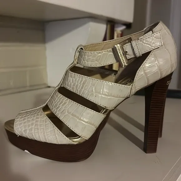 MICHAEL Michael Kors Beige Leather Platform Sandals Sz 8.5 Never Worn.So PRETTY!