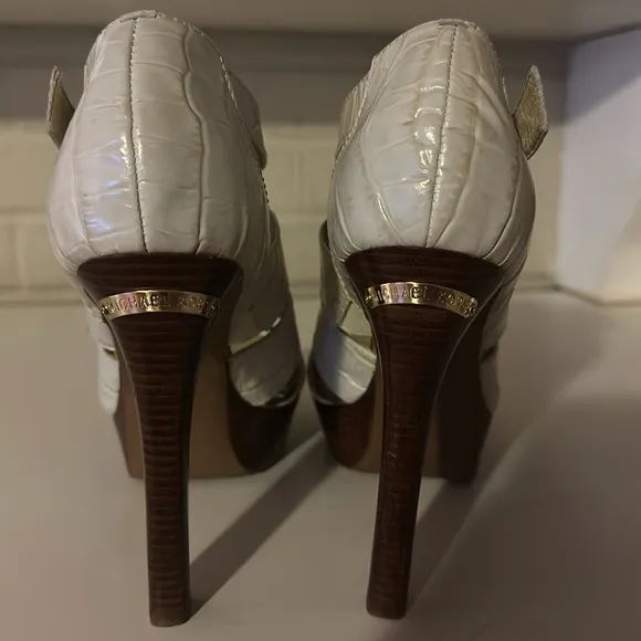 MICHAEL Michael Kors Beige Leather Platform Sandals Sz 8.5 Never Worn.So PRETTY!