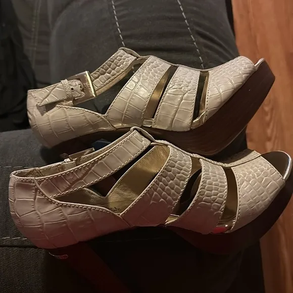 MICHAEL Michael Kors Beige Leather Platform Sandals Sz 8.5 Never Worn.So PRETTY!
