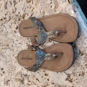Minnetonka womens Silver Pewter sz 8 sandals GUC