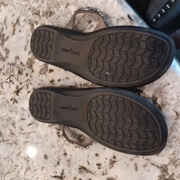 Minnetonka womens Silver Pewter sz 8 sandals GUC
