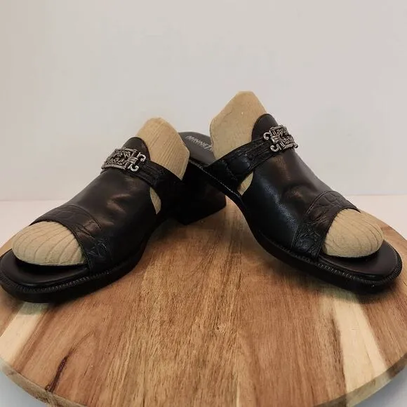 Minnetonka Women's Size 7 M Black Leather Slip On Sandals