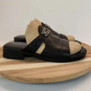 Minnetonka Women's Size 7 M Black Leather Slip On Sandals