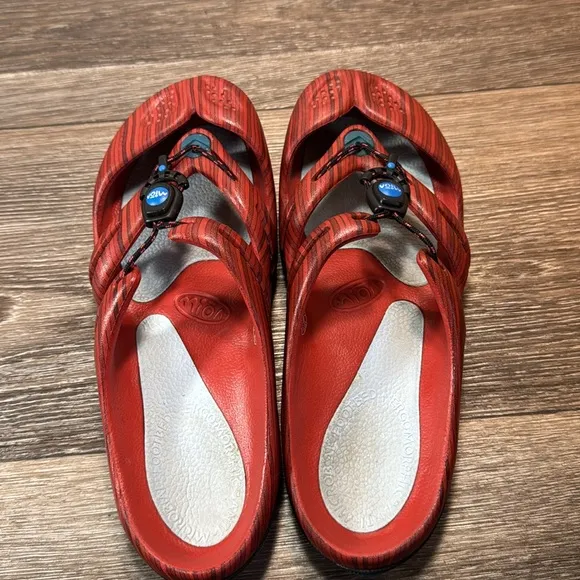 Mion red slip on sandals woman’s size 7 (b8)