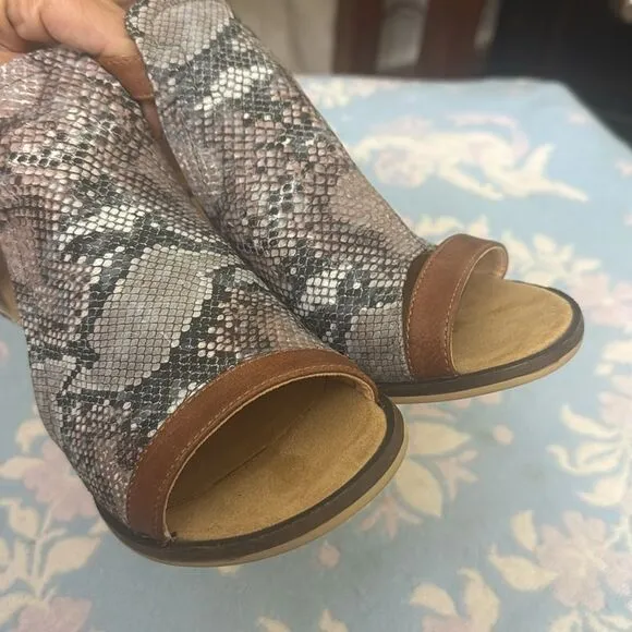 *Muk Luks* Sz 8 Women's Brown Grey &amp; Pink Snake Print Block Heel Sandals