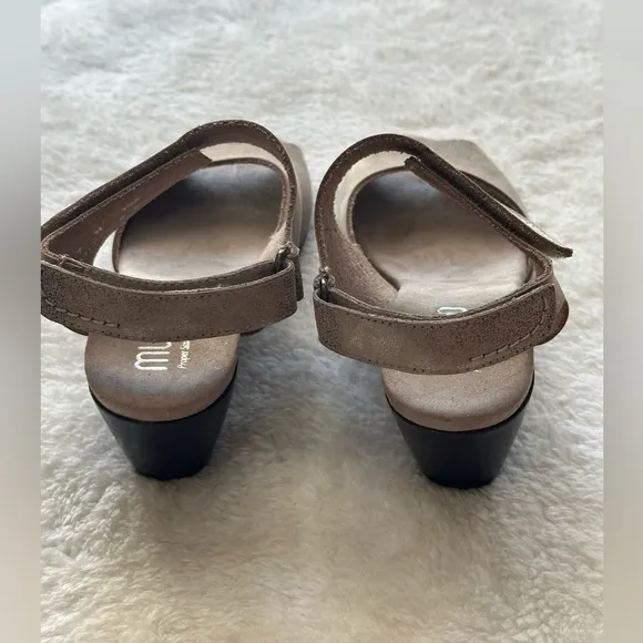 MUNRO Fabiana Silver Metallic Nubuck Sandals