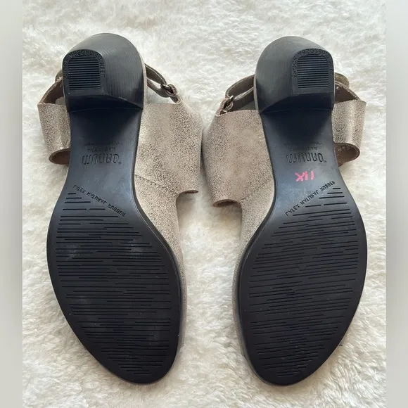 MUNRO Fabiana Silver Metallic Nubuck Sandals