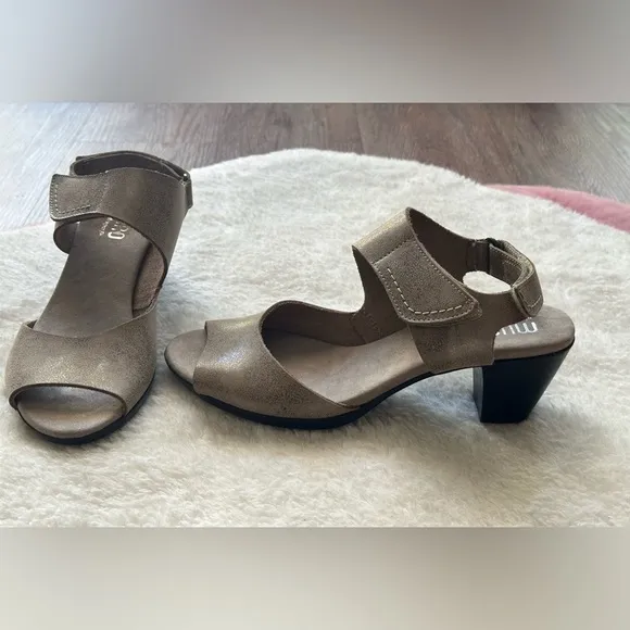 MUNRO Fabiana Silver Metallic Nubuck Sandals