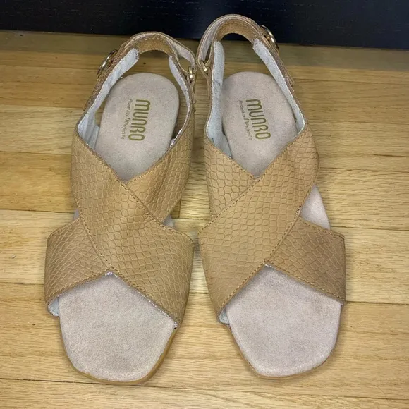 Munro Jenny Sandal in Medium Tan Lizard Nubuck - Size 6