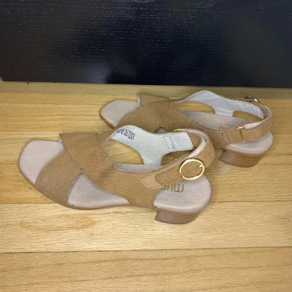 Munro Jenny Sandal in Medium Tan Lizard Nubuck - Size 6