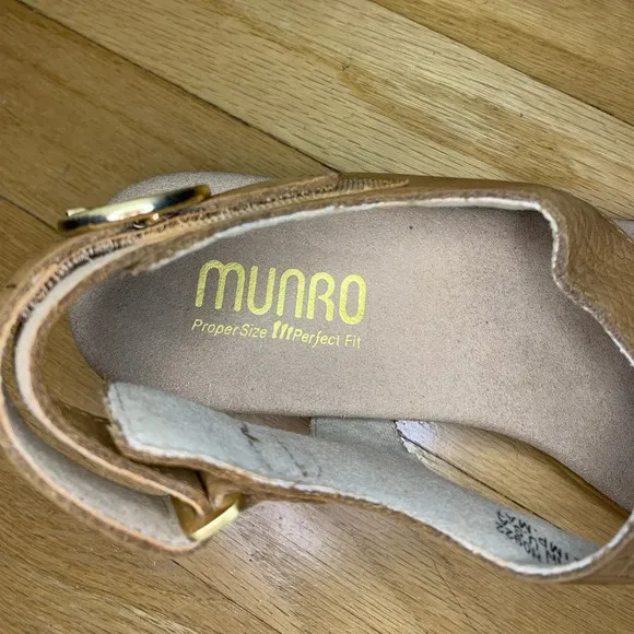Munro Jenny Sandal in Medium Tan Lizard Nubuck - Size 6