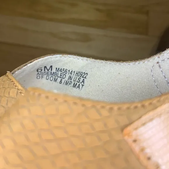 Munro Jenny Sandal in Medium Tan Lizard Nubuck - Size 6