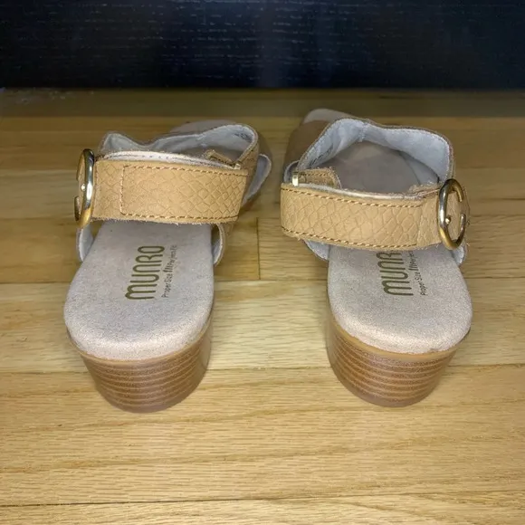 Munro Jenny Sandal in Medium Tan Lizard Nubuck - Size 6