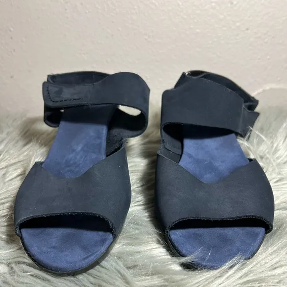 Munro Women's Fabiana in Sandalino Nubuck Navy Sandals Size 11 1/2