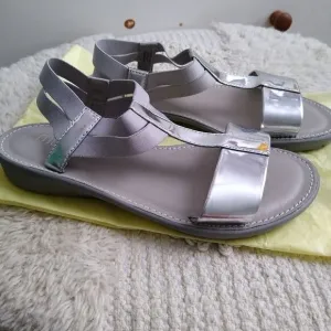 Munroe 7W silver patent leather sandals