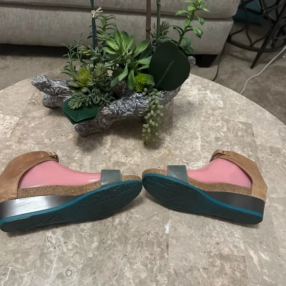 NAOT Footwear Women's Pixie Wedge Sandal CorkFootbed Olive Size 39 NWOT