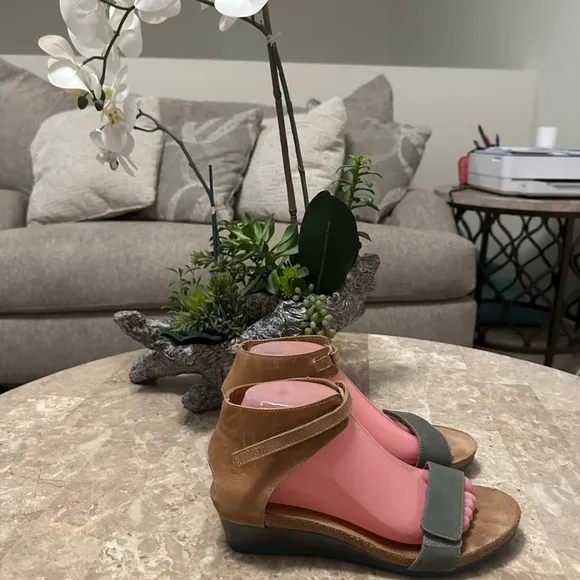 NAOT Footwear Women's Pixie Wedge Sandal CorkFootbed Olive Size 39 NWOT