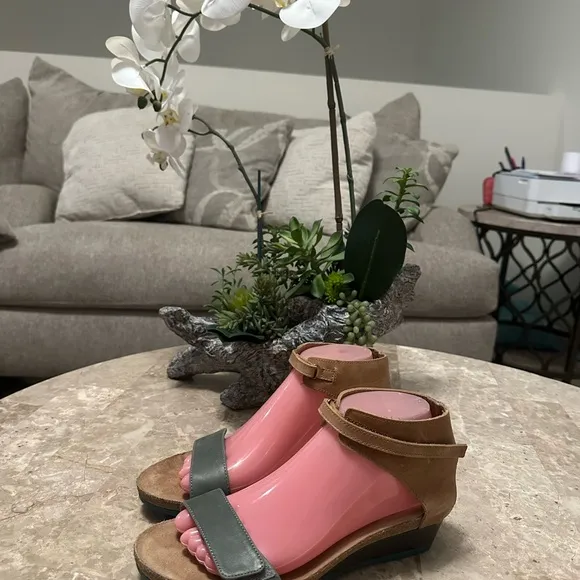 NAOT Footwear Women's Pixie Wedge Sandal CorkFootbed Olive Size 39 NWOT