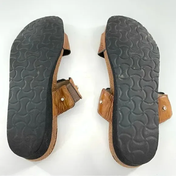Naot sandals size 11.5 Carmel brown patent leather orthopedic comfort flatforms