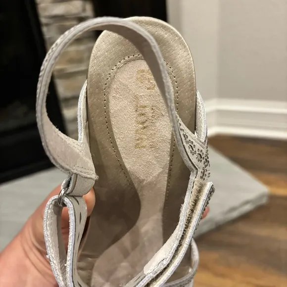 Naot Women Sz 41 US 10-10.5 Idol Silver/Grey/ Gray Stones Leather Heeled Sandals