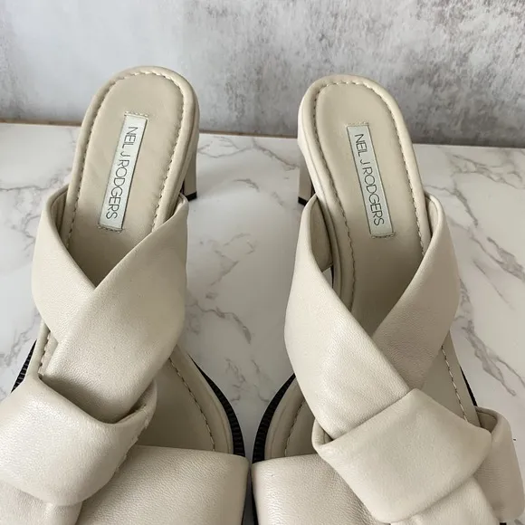 Neil J. Rodgers Obi Sandals Sz 10 Bone Nappa Knotted Padded Square Toe Dressy