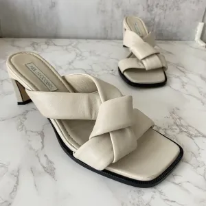 Neil J. Rodgers Obi Sandals Sz 10 Bone Nappa Knotted Padded Square Toe Dressy