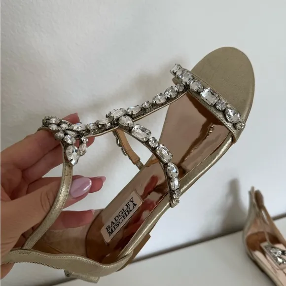 New Badgley Mischka Gold Metallic Leather Crystal Jeweled Flat Sandal