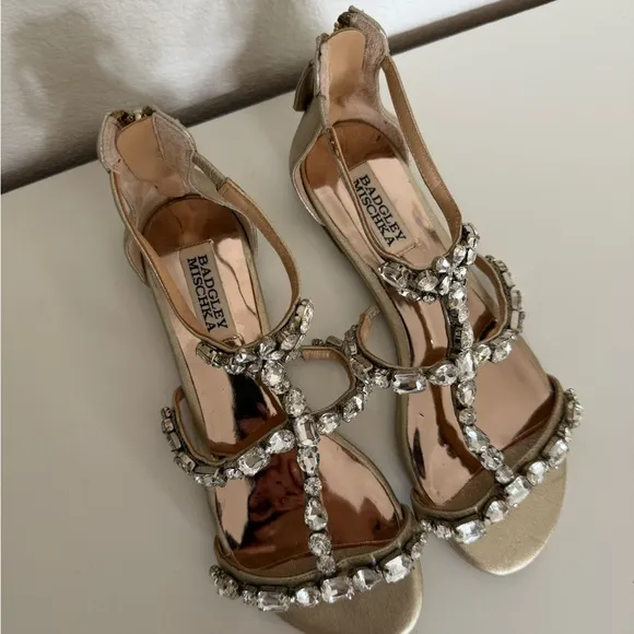 New Badgley Mischka Gold Metallic Leather Crystal Jeweled Flat Sandal