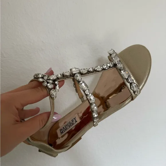 New Badgley Mischka Gold Metallic Leather Crystal Jeweled Flat Sandal