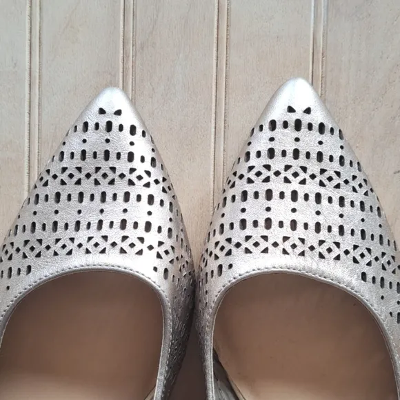 NEW Bella Vita Pointy Sling Back Kitten Heel Metallic Cutout Perforated Pumps