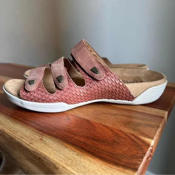 NEW Hälsa Brown Leather Three Strap Sandals Orthopedic Support Women’s 11 WIDE