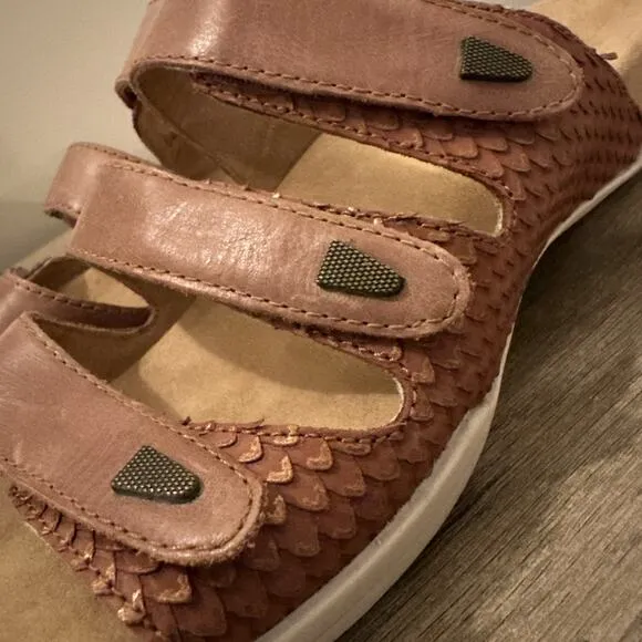 NEW Hälsa Brown Leather Three Strap Sandals Orthopedic Support Women’s 11 WIDE