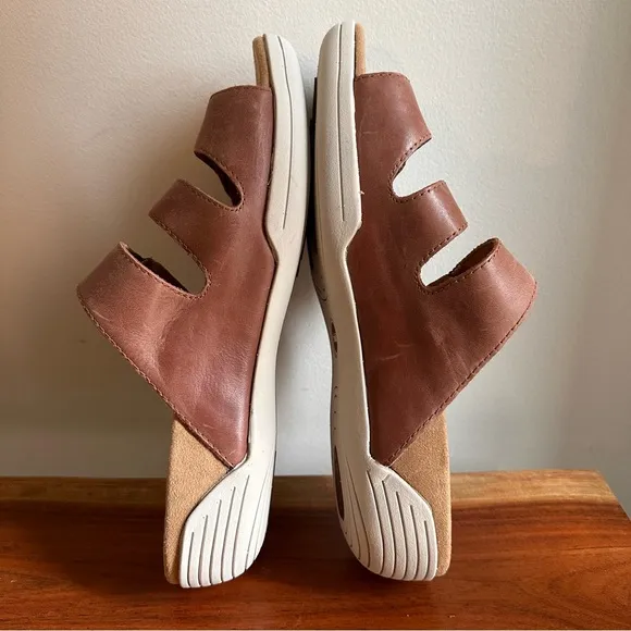 NEW Hälsa Brown Leather Three Strap Sandals Orthopedic Support Women’s 11 WIDE