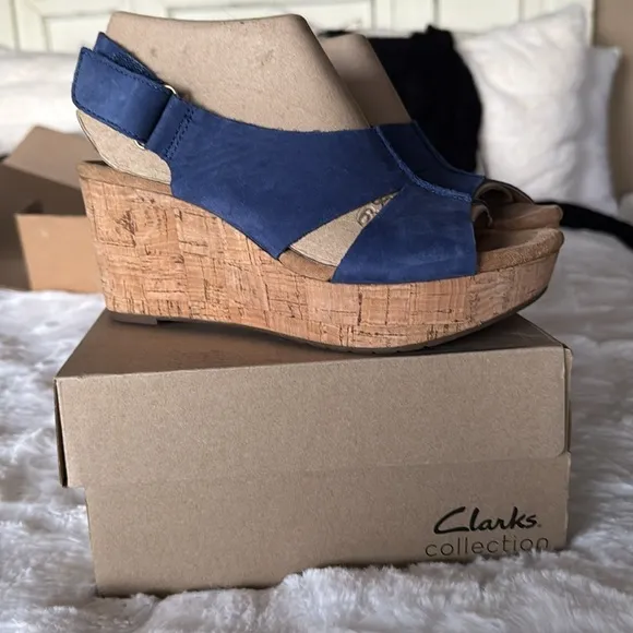 NEW IN BOX Clarks Artisan Caslynn Shae Wedge Comfort Sandal Blue- 7.5