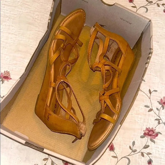 NEW in Box🌻BORN Concept B.O.C. Strappy Tan SANDALS🤎Size 9