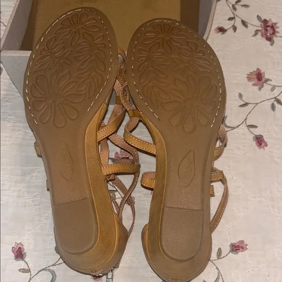 NEW in Box🌻BORN Concept B.O.C. Strappy Tan SANDALS🤎Size 9