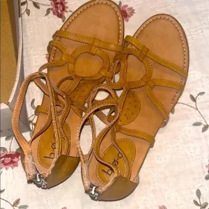 NEW in Box🌻BORN Concept B.O.C. Strappy Tan SANDALS🤎Size 9
