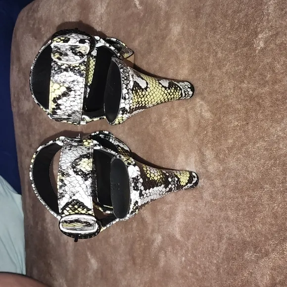 New KARL LAGERFELD PARIS Cieone Dress Sandals